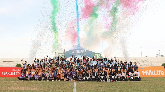 MIN 1 Kendal dan SD Muhammadiyah 05 Semarang menjadi juara pada kategori Usia 10 dan 12 tahun kompetisi sepakbola putri Soccer Challenge 2024 di Semarang.