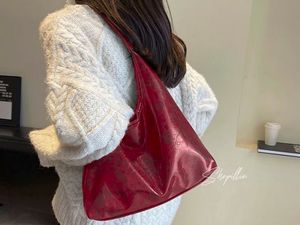 Tas Warna Burgundy Lagi Tren, Ini 5 Rekomendasinya yang Viral di TikTok Tas Warna Burgundy Lagi Tren, Ini 5 Rekomendasinya yang Viral di TikTok