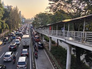 Jalan S Parman Arah Gatsu Sempat Macet, Pengendara sampai Masuk Jalur TransJ