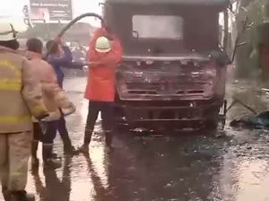 Truk Terbakar Usai Tabrak Pemotor di Serang, Motor Terseret 800 Meter