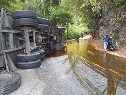 Truk Tangki Terbalik di Geureutee-CPOTumpah, Jalur Barat Aceh Ditutup