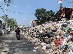 DLH Bantul Bantu Evakuasi Sampah di Jalan Wiyoro Baru Meski Milik Swasta