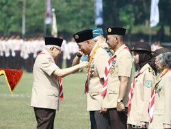 Wapres Sematkan Lencana Melati ke Ketua Kwarda Jatim Arum Sabil