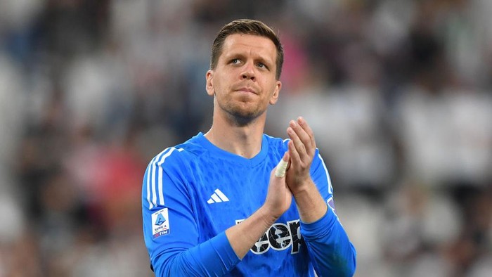 TURIN, ITALY - MAY 12: Wojciech Szczesny of Juventus applauds the fans after the Serie A TIM match between Juventus and US Salernitana at Allianz Stadium on May 12, 2024 in Turin, Italy. (Photo by Valerio Pennicino/Getty Images)