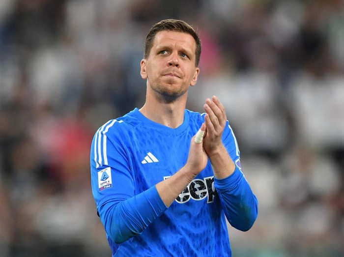 TURIN, ITALY - MAY 12: Wojciech Szczesny of Juventus applauds the fans after the Serie A TIM match between Juventus and US Salernitana at Allianz Stadium on May 12, 2024 in Turin, Italy. (Photo by Valerio Pennicino/Getty Images)