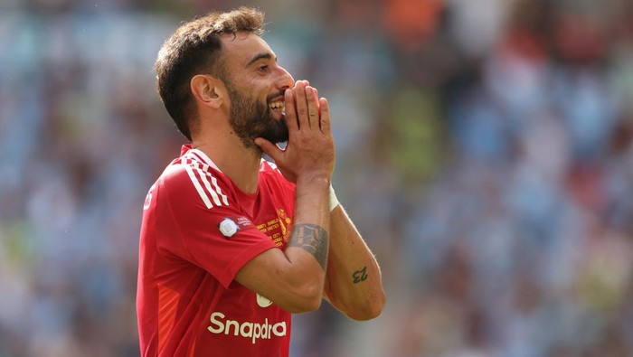 2165996437 LONDON, ENGLAND - AUGUST 10: Bruno Fernandes of Manchester United reacts during the 2024 FA Community Shield match between Manchester United and Manchester City at Wembley Stadium on August 10, 2024 in London, England. (Photo by Neal Simpson/Sportsphoto/Allstar via Getty Images)