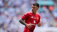 3. Lisandro Martinez. Belakangan mulai oke, tapi aku akan menjualnya, sebut Scholes. Foto: Getty Images/James Gill - Danehouse