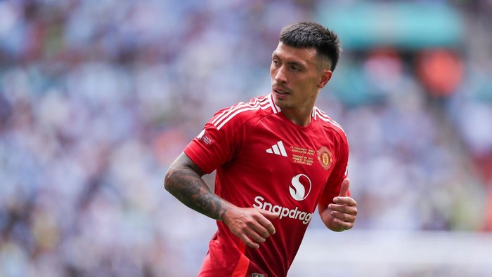 LONDON, ENGLAND - AUGUST 10: Lisandro Martinez of Manchester United during the 2024 FA Community Shield match between Manchester United and Manchester City  at Wembley Stadium on August 10, 2024 in London, England. (Photo by James Gill - Danehouse/Getty Images)