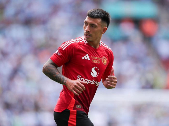 LONDON, ENGLAND - AUGUST 10: Lisandro Martinez of Manchester United during the 2024 FA Community Shield match between Manchester United and Manchester City  at Wembley Stadium on August 10, 2024 in London, England. (Photo by James Gill - Danehouse/Getty Images)