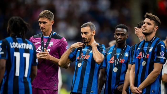 WARSAW, POLAND - AUGUST 14: Team of Atalanta BC seen with medals during the UEFA Super Cup 2024 match between Real Madrid and Atalanta BC at National Stadium on August 14, 2024 in Warsaw, Poland. (Photo by Mateusz Slodkowski/Getty Images)