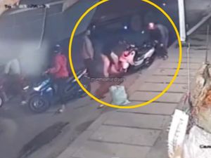 Rekaman CCTV Aksi Komplotan Begal Bercelurit Rampas Motor di Cakung