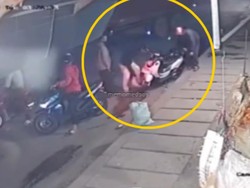 Rekaman CCTV Aksi Komplotan Begal Bercelurit Rampas Motor di Cakung