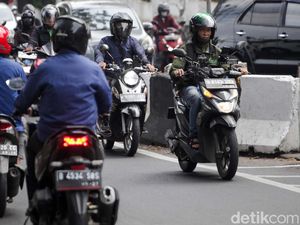 Momen Polisi Bantu Pemotor yang Hampir Pingsan di Semanggi