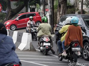 Yang Salah yang Galak, Pemotor Tak Terima Ditegur usai Lawan Arah