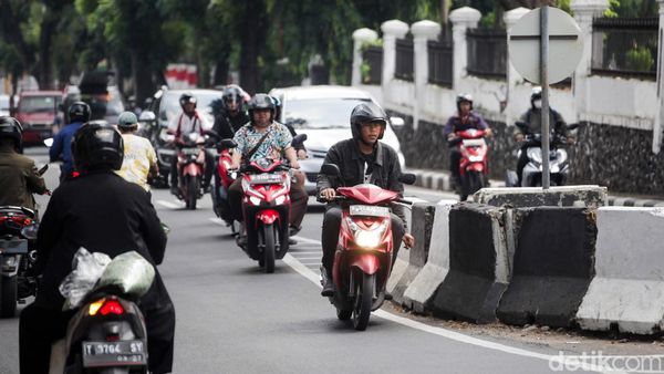 Aksi Pemotor Lawan Arah Berjamaah di Tanah Kusir