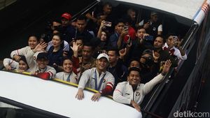 Atlet Peraih Medali Olimpiade Melintas di Jalan Sudirman Jakarta