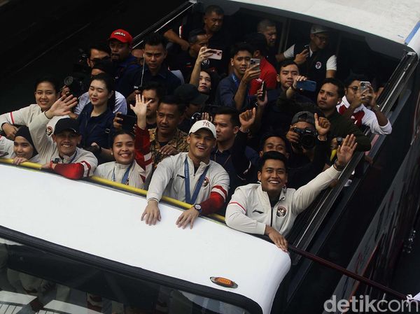 Atlet Peraih Medali Olimpiade Melintas di Jalan Sudirman Jakarta