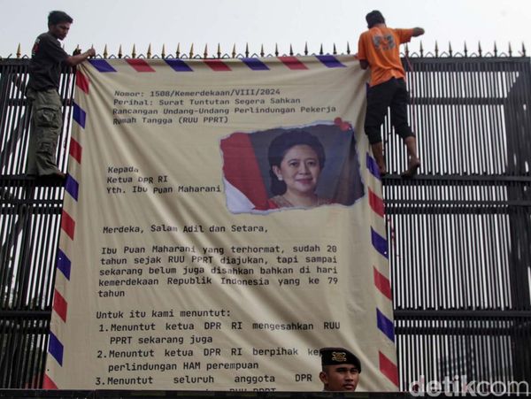 Bawa Surat Raksasa untuk Puan, Massa Tuntut RUU PPRT Disahkan