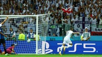 Real Madrid memecah kebuntuan di babak kedua, tepatnya menit ke-59. Gol Federico Valverde mengantarkan Los Blancos unggul 1-0 atas Atalanta. (REUTERS/Kacper Pempel)