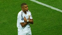 Mbappe sukses membuat fans Real Madrid bersorak pada menit ke-67. Dia menyambar masuk umpan tarik Jude Bellingham, sekaligus membawa timnya unggul 2-0. (REUTERS/Aleksandra Szmigiel)