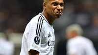 Mbappe turun sebagai starter pada pertandingan yang berlangsung di National Warsawa Stadium. Dia masih kesulitan membongkar pertahanan Atalanta di babak pertama. (REUTERS/Jennifer Lorenzini)