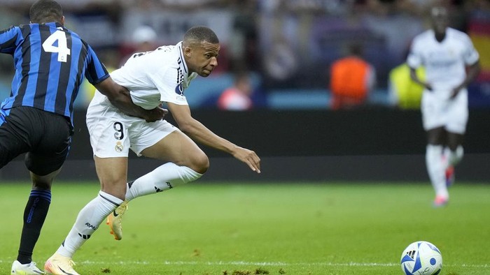 Real Madrids Kylian Mbappe vies for the ball with Atalantas Isak Hien, left, during the UEFA Super Cup Final soccer match between Real Madrid and Atalanta at the Narodowy stadium in Warsaw, Poland, Wednesday, Aug. 14, 2024. (AP Photo/Darko Bandic)