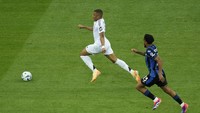 Mbappe tak dibawa Real Madrid dalam rombongan tur pramusim di Amerika Serikat. Dia menjalani pemulihan cedera dan harus menunda debutnya berseragam Los Merengues. (AP Photo/Darko Vojinovic)