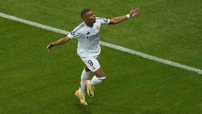 Real Madrid's Kylian Mbappe, left, runs with the ball past Atalanta's Ederson during the UEFA Super Cup Final soccer match between Real Madrid and Atalanta at the Narodowy stadium in Warsaw, Poland, Wednesday, Aug. 14, 2024. (AP Photo/Darko Vojinovic)