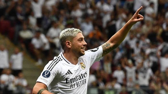 Soccer Football - Super Cup - Real Madrid v Atalanta - National Stadium, Warsaw, Poland - August 14, 2024 Real Madrids Federico Valverde celebrates scoring their first goal REUTERS/Jennifer Lorenzini