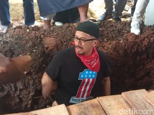 Ferry Maryadi Kenang Sosok Almarhumah Ibu yang Tidak Pernah Marah Ferry Maryadi Kenang Sosok Almarhumah Ibu yang Tidak Pernah Marah