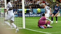 Federico Valverde membuka keunggulan Real Madrid di menit ke-59. Kylian Mbappe mencetak gol delapan menit berselang, sekaligus memastikan kemenangan Real Madrid 2-0.  