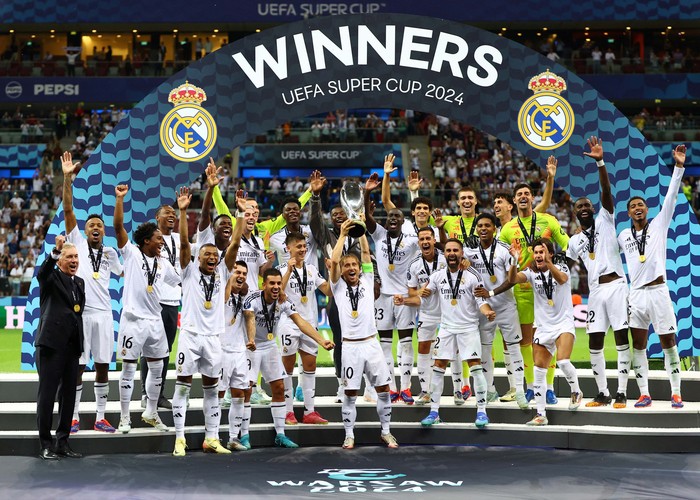 Soccer Football - Super Cup - Real Madrid v Atalanta - National Stadium, Warsaw, Poland - August 14, 2024
Real Madrid's Luka Modric lifts the trophy as he celebrates with teammates after winning the Super Cup REUTERS/Kacper Pempel     TPX IMAGES OF THE DAY
