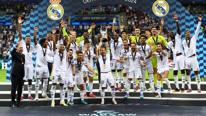 Soccer Football - Super Cup - Real Madrid v Atalanta - National Stadium, Warsaw, Poland - August 14, 2024
Real Madrid's Luka Modric lifts the trophy as he celebrates with teammates after winning the Super Cup REUTERS/Kacper Pempel     TPX IMAGES OF THE DAY