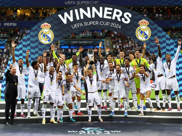 Soccer Football - Super Cup - Real Madrid v Atalanta - National Stadium, Warsaw, Poland - August 14, 2024
Real Madrid's Luka Modric lifts the trophy as he celebrates with teammates after winning the Super Cup REUTERS/Kacper Pempel     TPX IMAGES OF THE DAY