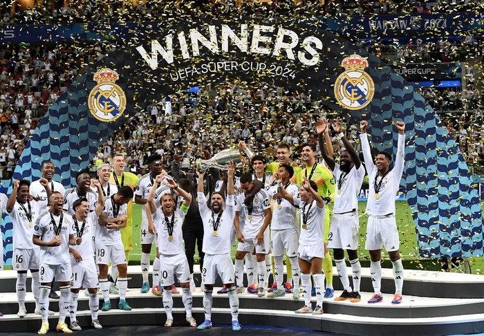 Gebuk Atalanta, Real Madrid Juara Piala Super Eropa 2024 Soccer Football - Super Cup - Real Madrid v Atalanta - National Stadium, Warsaw, Poland - August 14, 2024
Real Madrid's Luka Modric lifts the trophy as he celebrates with teammates after winning the Super Cup REUTERS/Kacper Pempel TPX IMAGES OF THE DAY