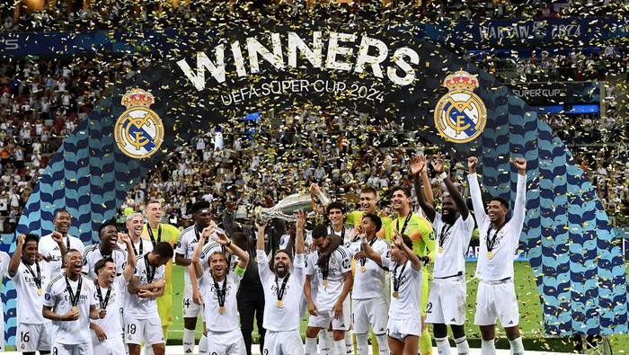 Soccer Football - Super Cup - Real Madrid v Atalanta - National Stadium, Warsaw, Poland - August 14, 2024
Real Madrid's Luka Modric lifts the trophy as he celebrates with teammates after winning the Super Cup REUTERS/Kacper Pempel     TPX IMAGES OF THE DAY