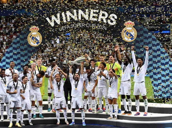 Soccer Football - Super Cup - Real Madrid v Atalanta - National Stadium, Warsaw, Poland - August 14, 2024
Real Madrid's Luka Modric lifts the trophy as he celebrates with teammates after winning the Super Cup REUTERS/Kacper Pempel     TPX IMAGES OF THE DAY