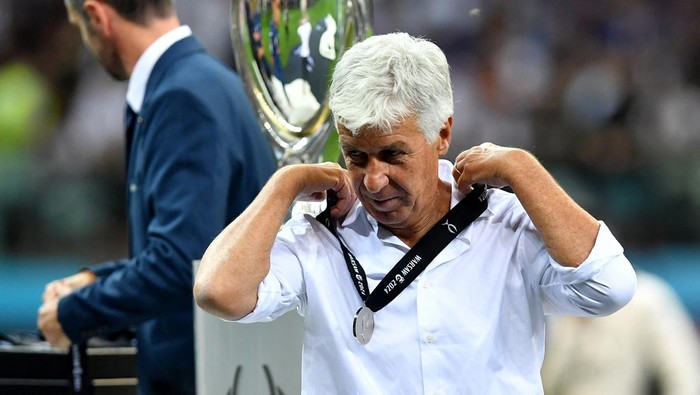 Soccer Football - Super Cup - Real Madrid v Atalanta - National Stadium, Warsaw, Poland - August 14, 2024 Atalanta coach Gian Piero Gasperini looks dejected after he receives his runners up medal REUTERS/Jennifer Lorenzini