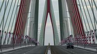 Bendera Merah Putih Hiasi Jembatan Pulau Balang Jelang HUT RI di IKN