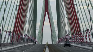 Bendera Merah Putih Hiasi Jembatan Pulau Balang Jelang HUT RI di IKN