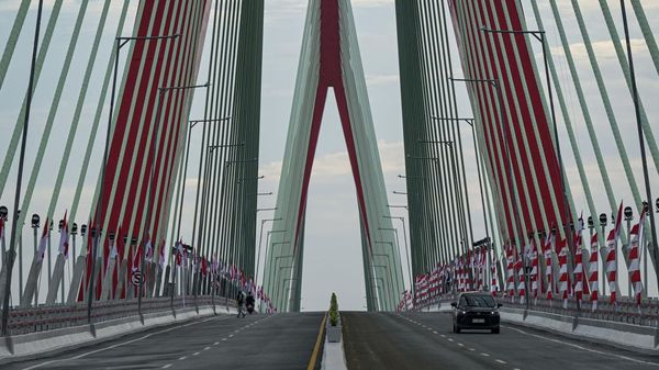 Bendera Merah Putih Hiasi Jembatan Pulau Balang Jelang HUT RI di IKN