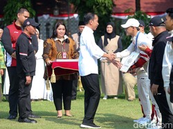 Momen Jokowi Beri Bonus Rp 6 M untuk Veddriq Leonardo-Rizki Juniansyah