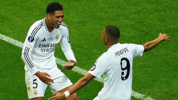 Soccer Football - Super Cup - Real Madrid v Atalanta - National Stadium, Warsaw, Poland - August 14, 2024 Real Madrids Kylian Mbappe celebrates scoring their second goal with Jude Bellingham REUTERS/Aleksandra Szmigiel