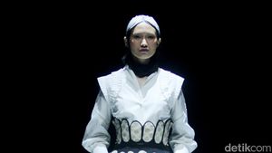 8 Koleksi Wearable Art Wilsen Willim, Hadirkan Karya Maestro Tenun Sutra