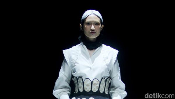 8 Koleksi Wearable Art Wilsen Willim, Hadirkan Karya Maestro Tenun Sutra