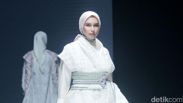Foto: Koleksi Terbaru Ria Miranda, Busana Muslim dari Tenun Khas Garut
