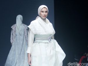 Foto: Koleksi Terbaru Ria Miranda, Busana Muslim dari Tenun Khas Garut Foto: Koleksi Terbaru Ria Miranda, Busana Muslim dari Tenun Khas Garut