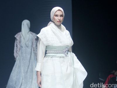 Foto: Koleksi Terbaru Ria Miranda, Busana Muslim dari Tenun Khas Garut