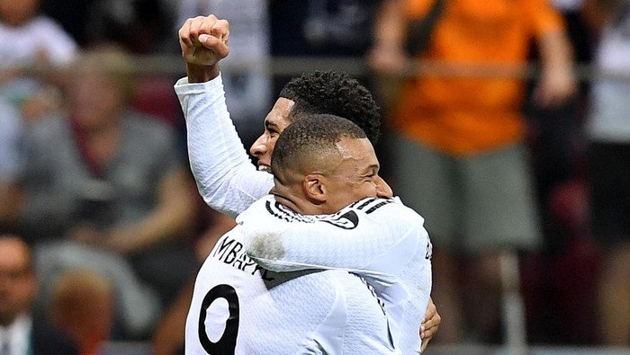 Soccer Football - Super Cup - Real Madrid v Atalanta - National Stadium, Warsaw, Poland - August 14, 2024 Real Madrids Kylian Mbappe celebrates scoring their second goal with Jude Bellingham REUTERS/Jennifer Lorenzini
