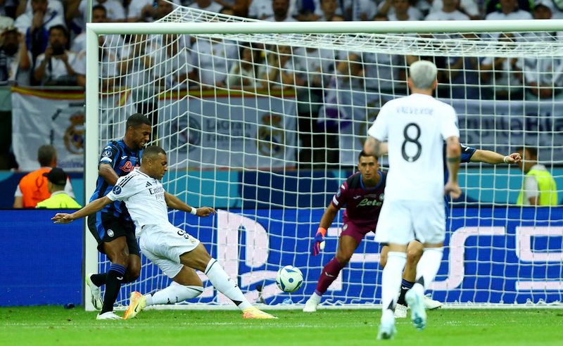 Soccer Football - Super Cup - Real Madrid v Atalanta - National Stadium, Warsaw, Poland - August 14, 2024 Real Madrid's Kylian Mbappe scores their second goal REUTERS/Kacper Pempel